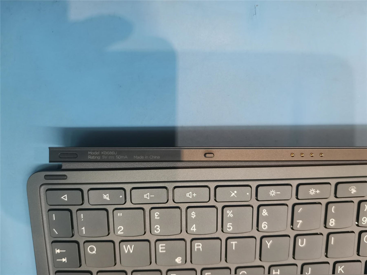 Lenovo Smart Bulb Dock Keyboard Palmrest Touchpad Italian Grey SO28D47879