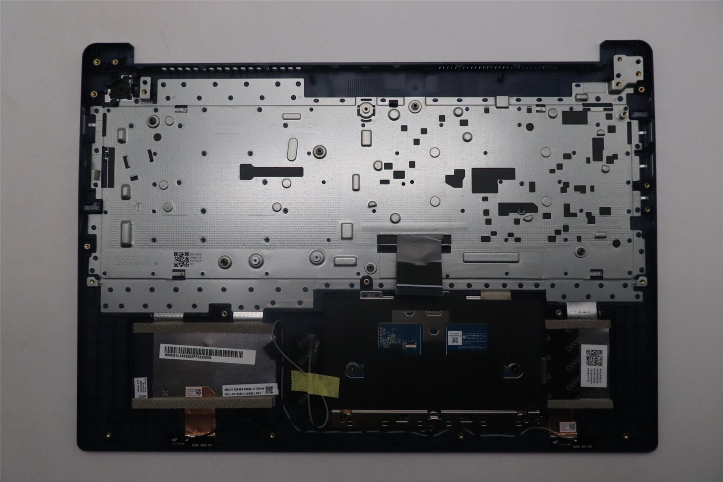 Lenovo IdeaPad 3 16ABR8 Palmrest Cover Touchpad Keyboard Slovenian 5CB1L14939