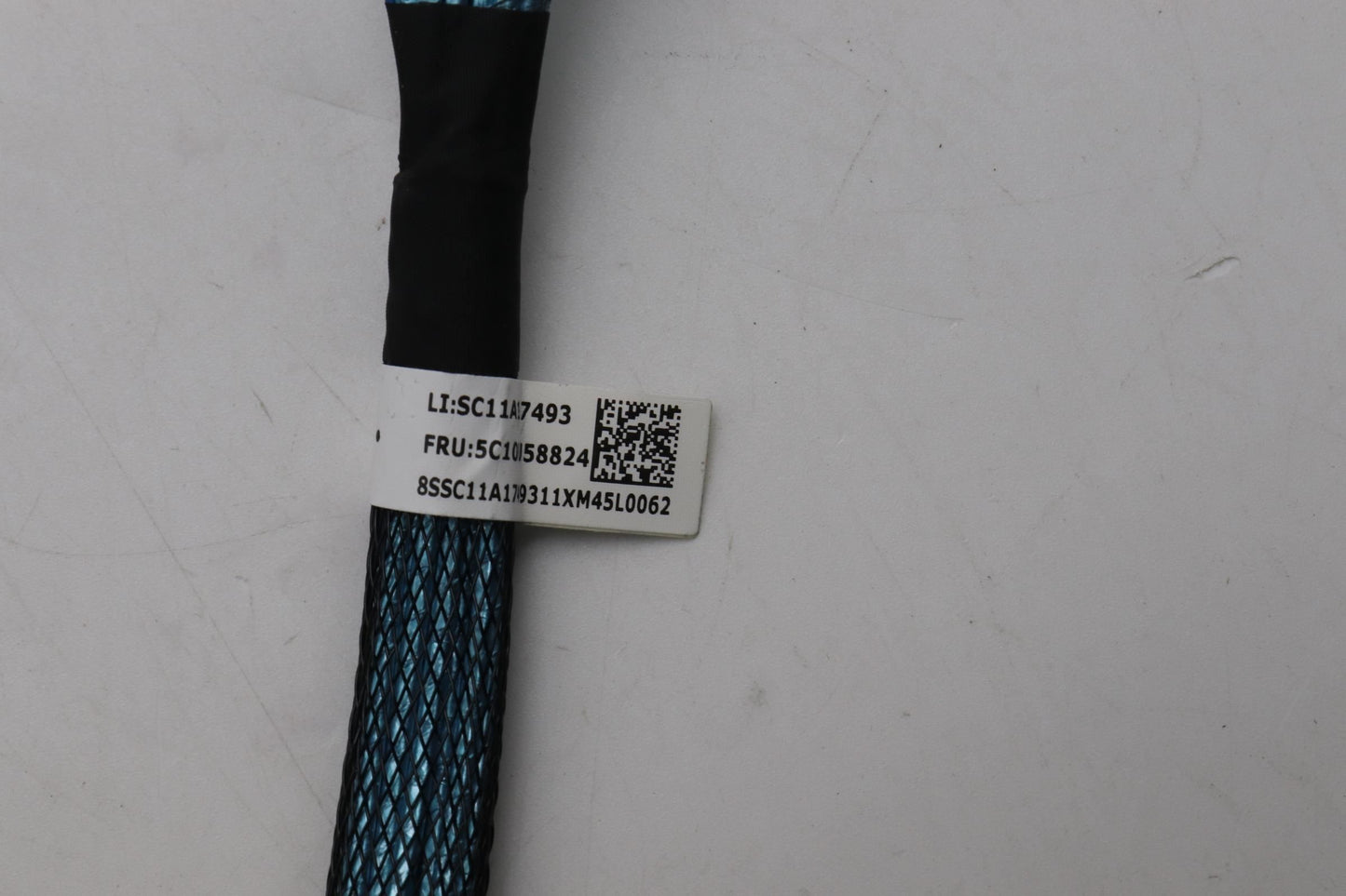 Lenovo Fru,BCM 84pin Gen4 Type2 bay1 NVMe Cable 5C10U58824
